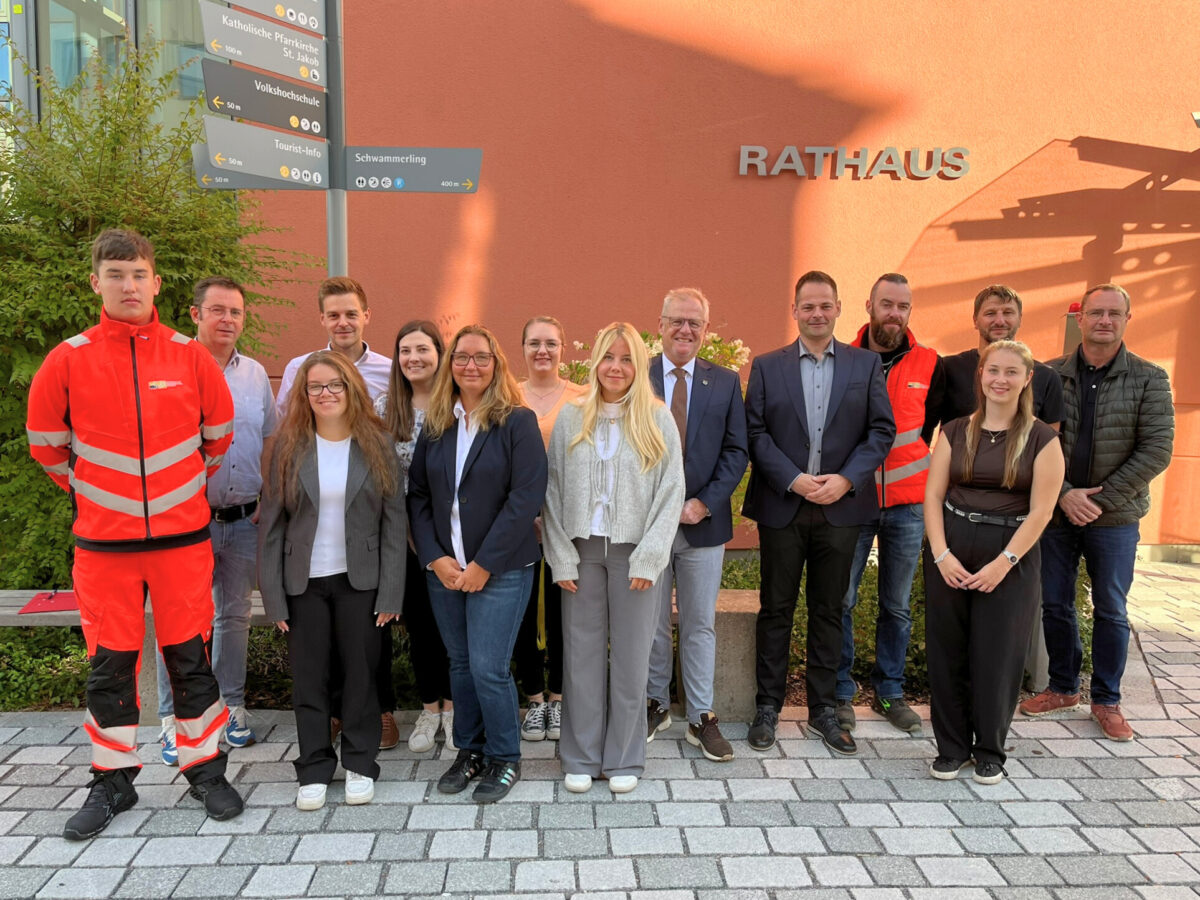 Stadt Schwandorf begrüßt neue Auszubildende und Umschülerin