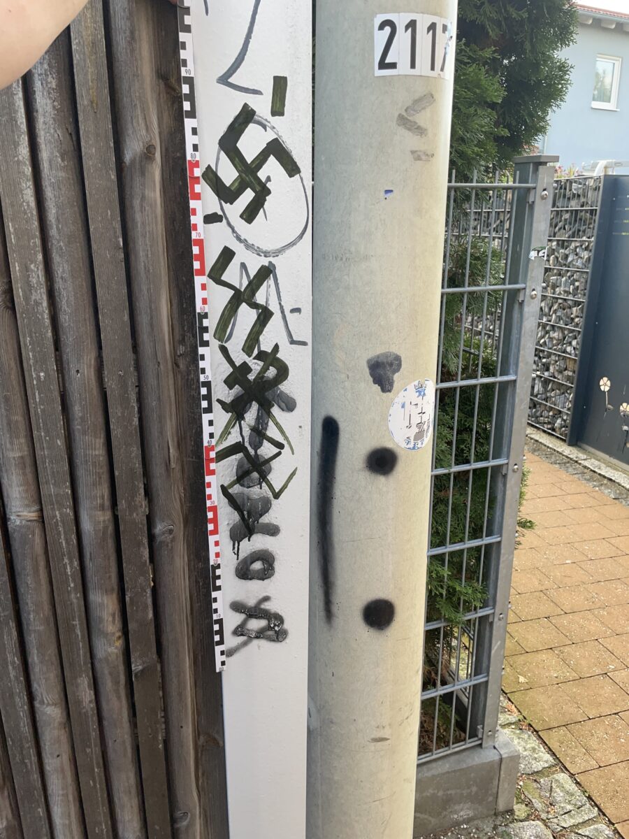 Schwandorf meldet Hakenkreuze und SS-Rune an Lärmschutzwand