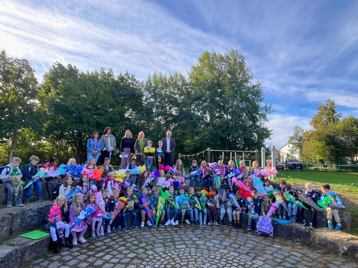 Schwandorfs Oberbürgermeister begrüßt Erstklässler an Grundschule Ettmannsdorf
