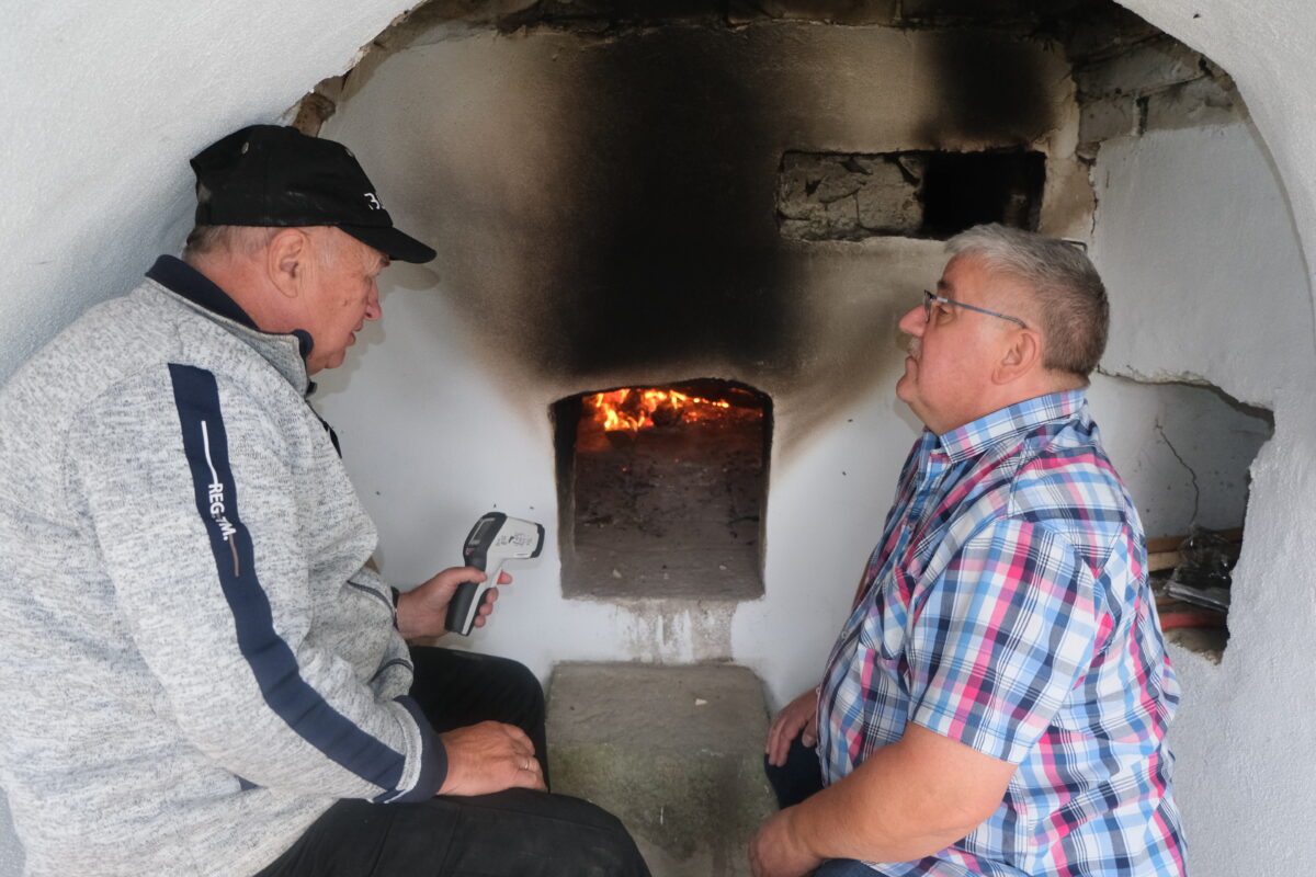 Sitzweil am Holzbackofen belebt Tradition in Schönbrunn
