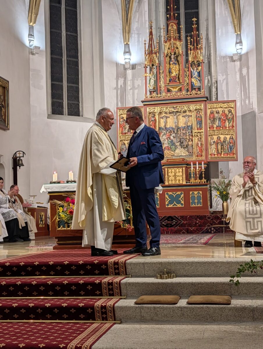 Verdienstmedaille in Gold für Stadtpfarrer Georg Flierl in Tirschenreuth