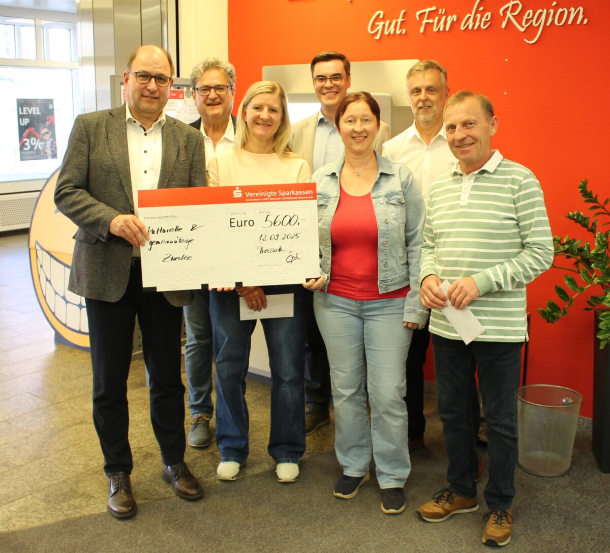 Vereinigte Sparkassen spenden 5.600 Euro für Bildung in Pressath