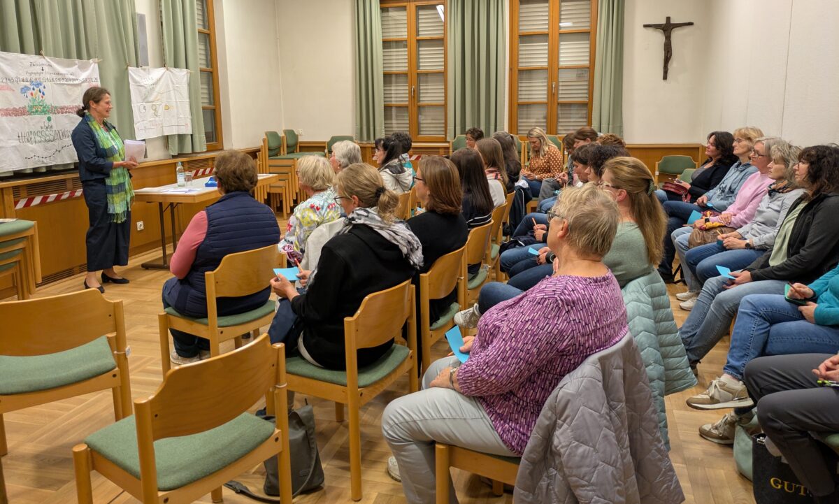 Vortrag über Wechseljahre zieht viele Frauen in Floß an