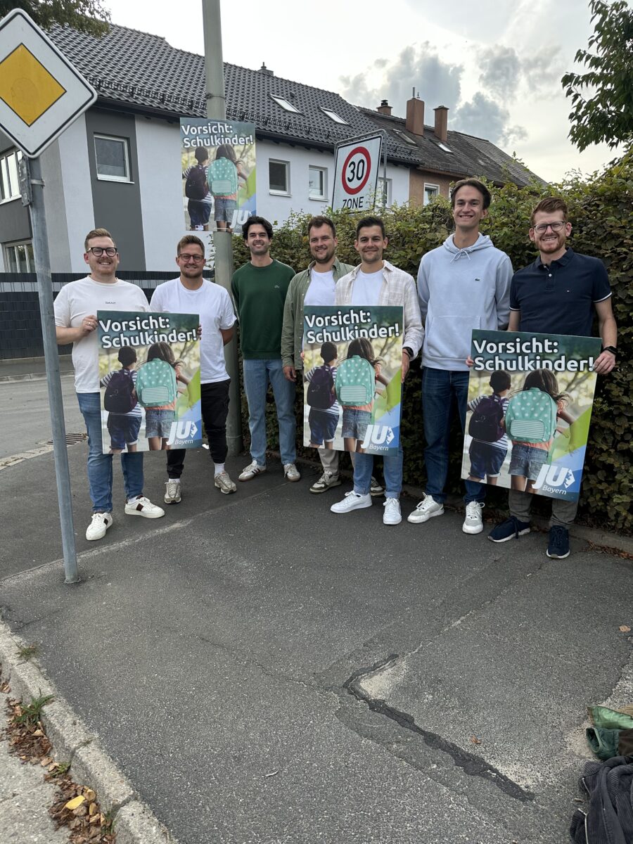 JU: Schulanfangsplakate für mehr Sicherheit auf dem Schulweg