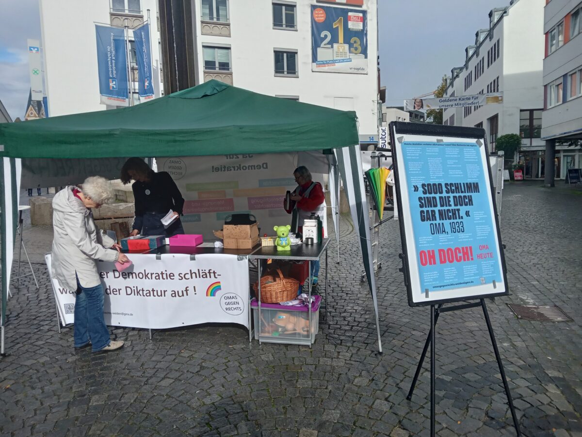 Omas gegen Rechts informieren zum Tag der Demokratie