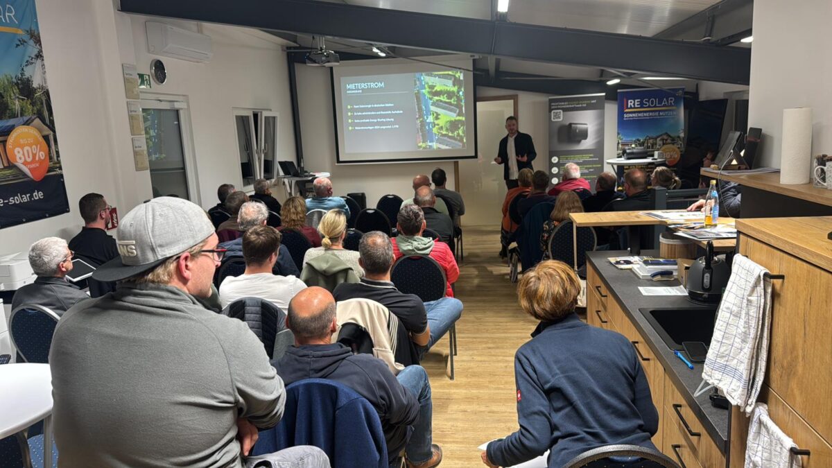 Bei den Infoabenden von RE Solar erhalten Interessierte praxisnahe Einblicke und können Fragen direkt an die Energieexperten stellen. Foto: RE Solar