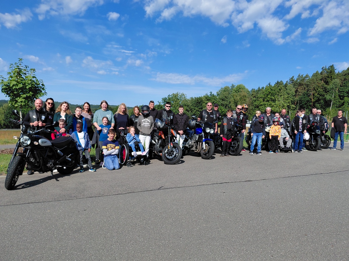 HPZ Irchenrieth: Strahlende Kinderaugen beim Besuch der Motorradfreunde