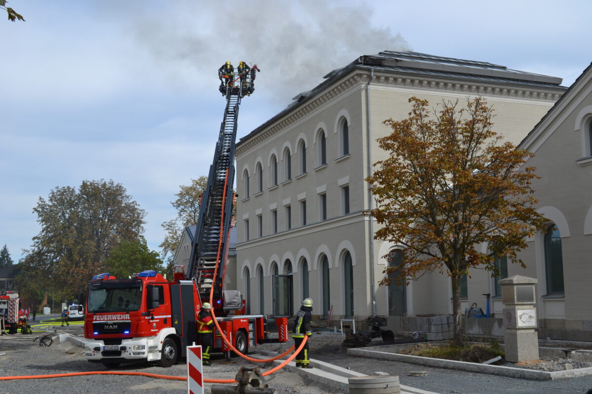 [Update] Wiesau: Kulturbahnhof brennt – Feuerwehren kämpfen gegen Glutnester
