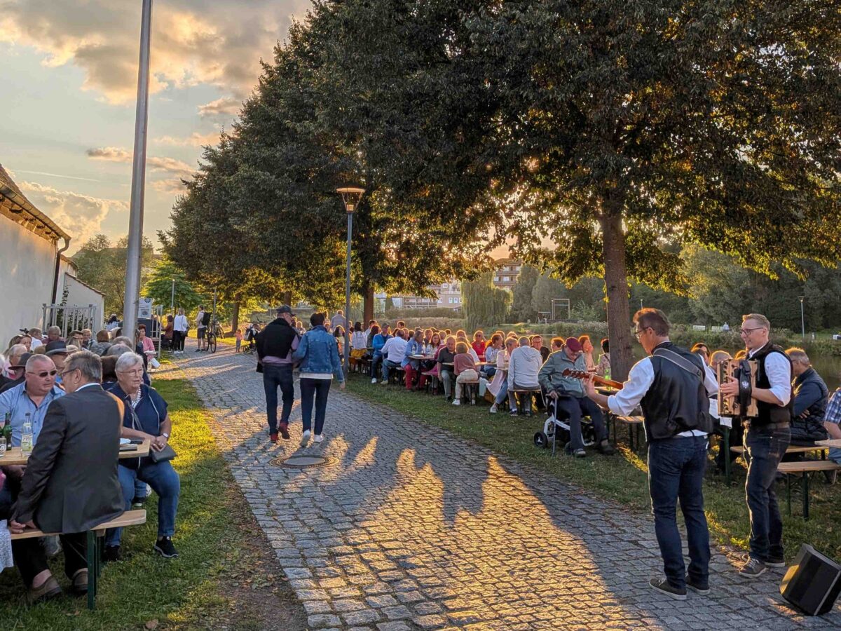 Beste Stimmung im Fischhofpark - Es folgt noch das Tirschenreuther Oktoberfest