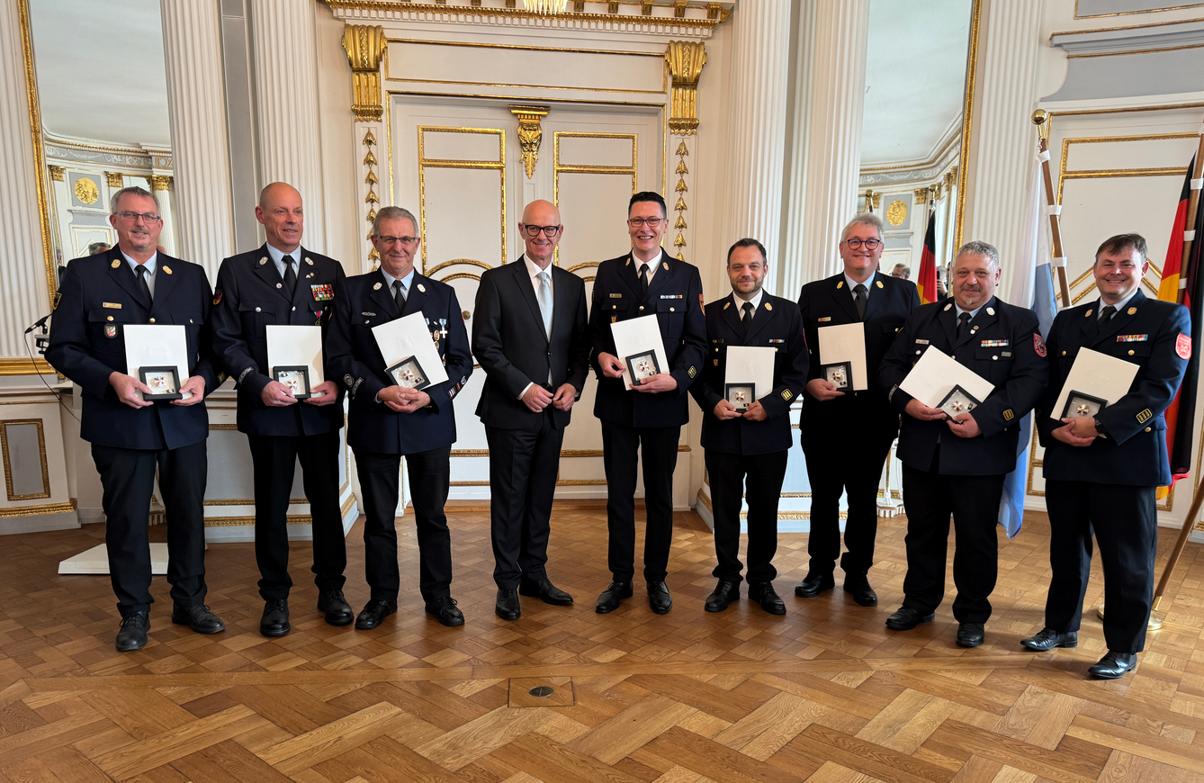 Steckkreuze für acht Oberpfälzer Feuerwehrleute in Regensburg verliehen