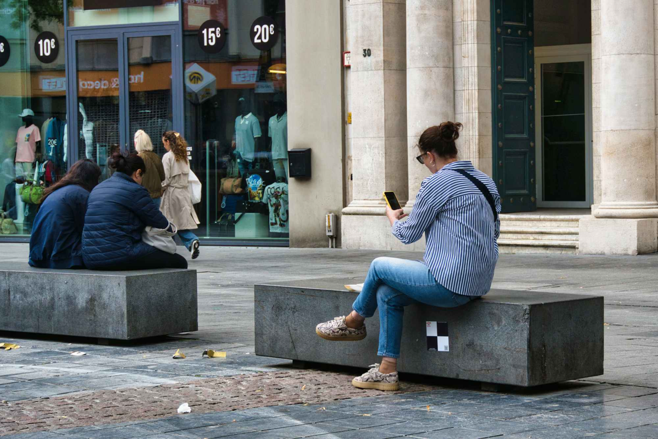Körpersprache im Alltag_Was unsere Haltung über uns verrät Bild 1 - Quelle_KI-generiert via Flux Pro
