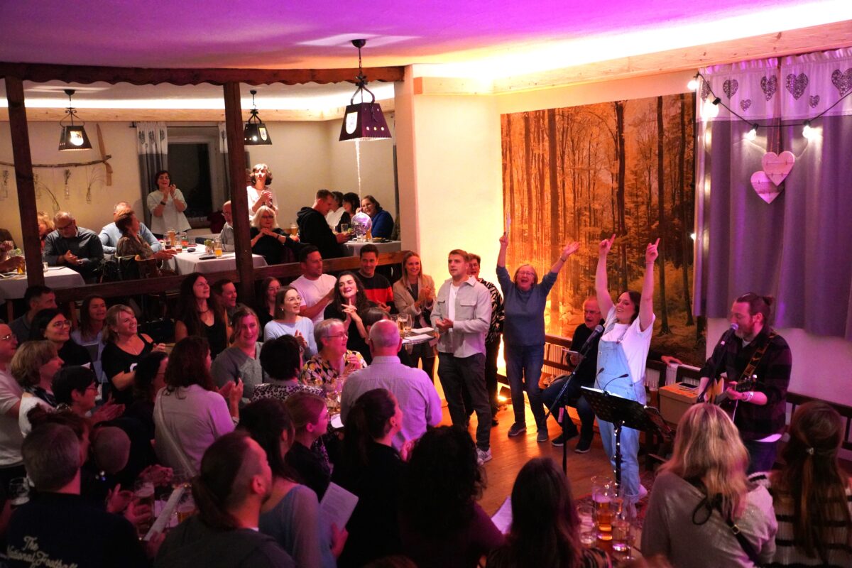 Gwasch und Franzi Glaser: Benefizkonzert macht den ganzen Saal in Waldthurn zum Chor