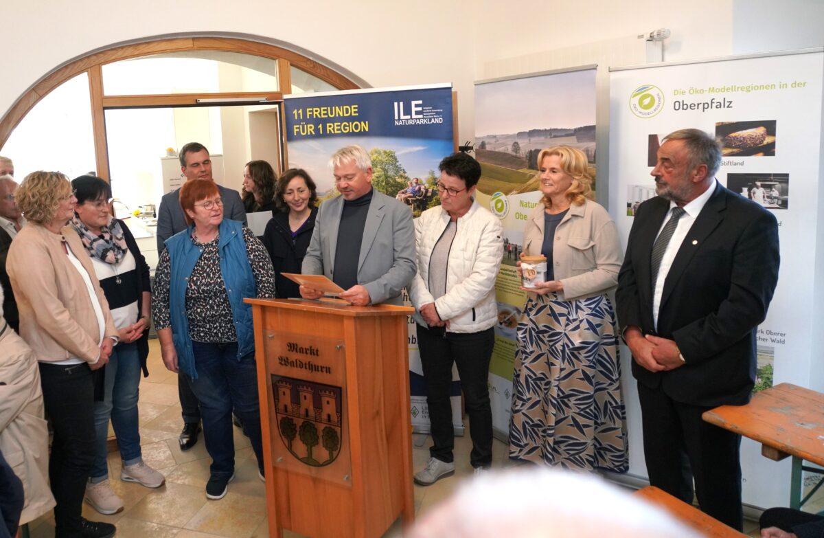 Waldthurn feiert mit vielen Gästen seinen Gänsbürgerladen