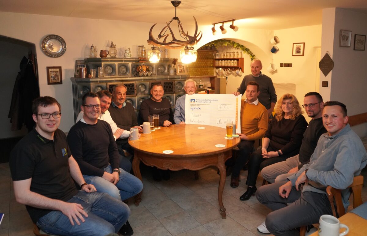 Alte Christbäume bringen 700 Euro für Förderverein „Natur Nah Erleben am Fahrenberg e.V.“