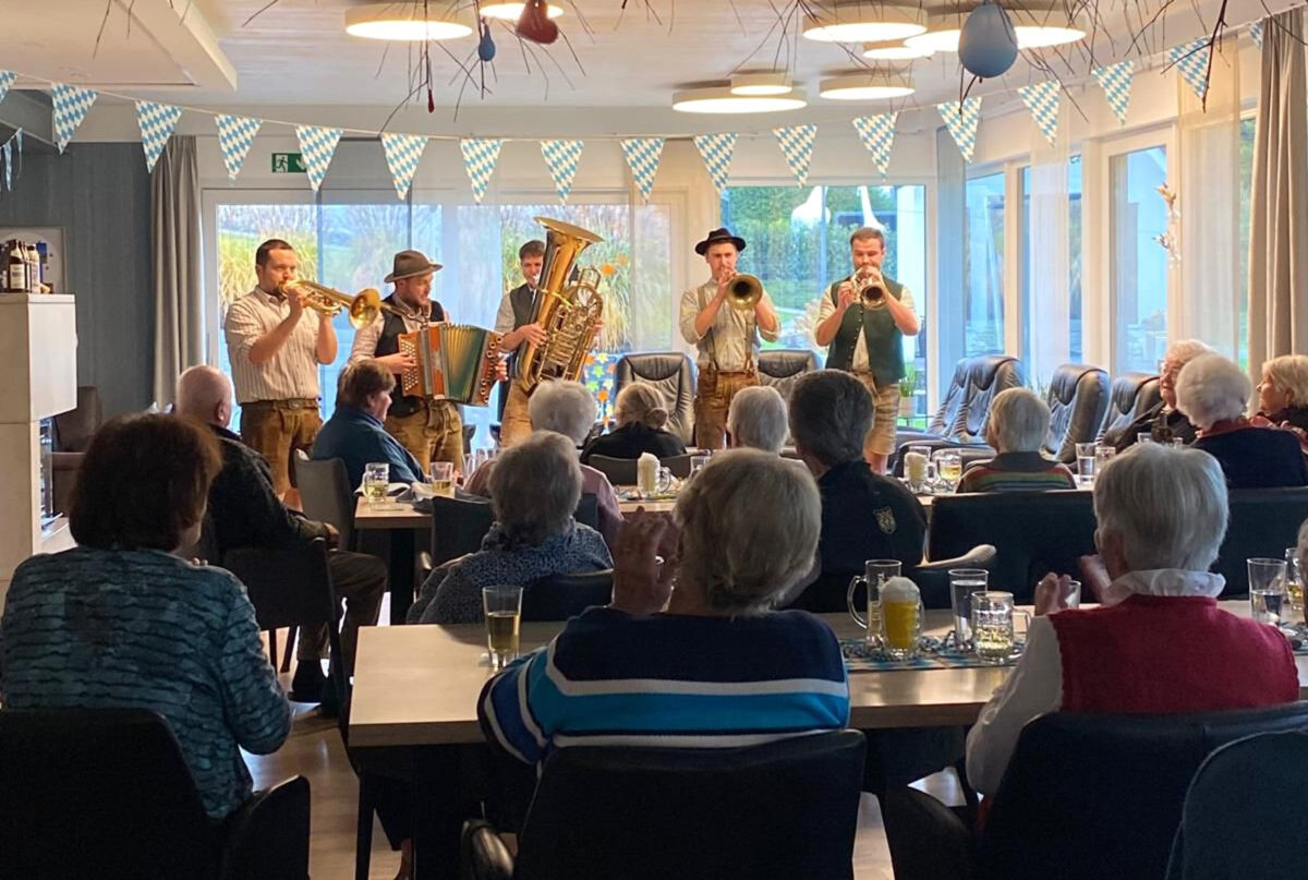 Waldthurn: „Hulzstoussboum“ bringen Tagespflege  zum Beben