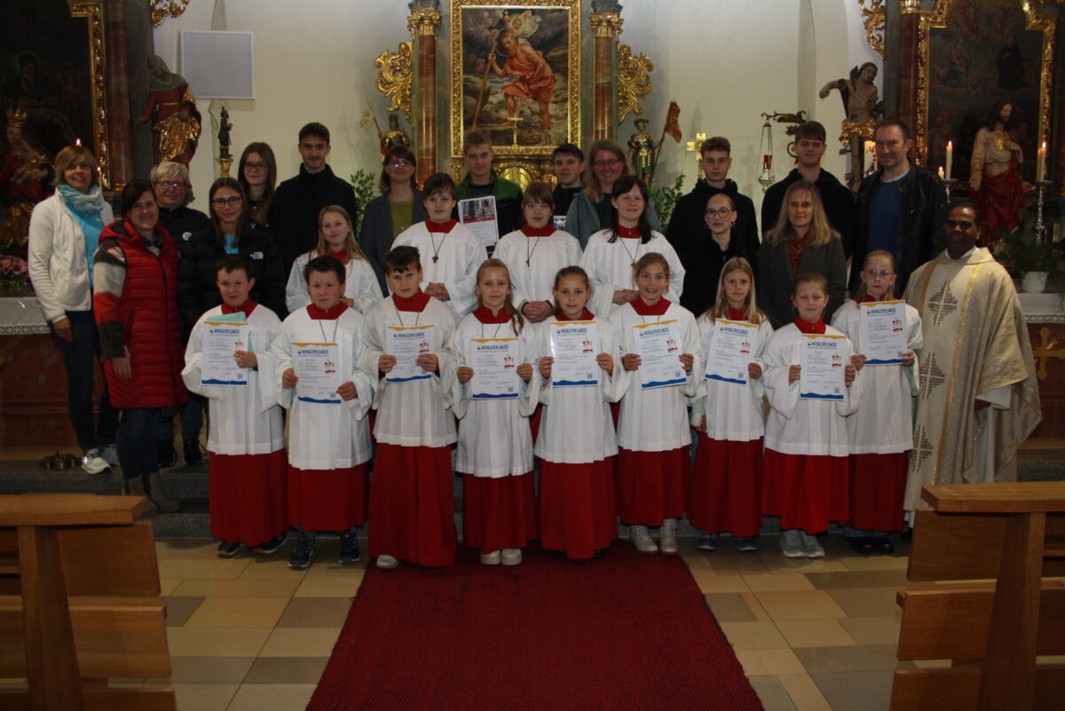 Feierliche Aufnahme von neun Ministrantinnen und Ministranten in Neukirchen