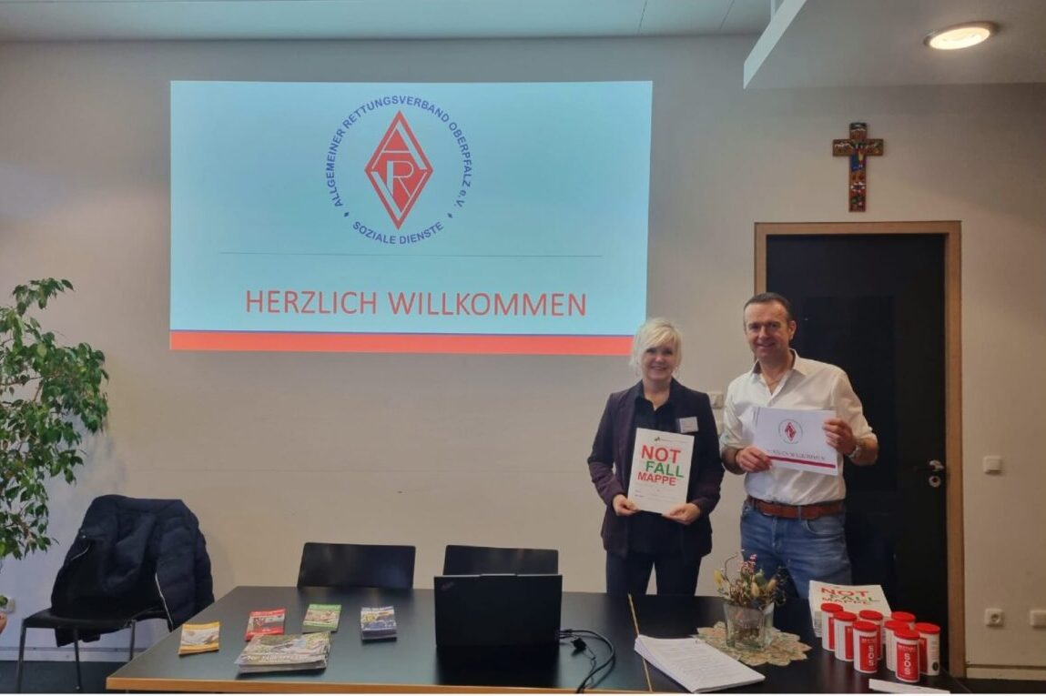 Frau Drlicek (links), Vereinsbetreuerin des ARV Oberpfalz, spricht beim ARV-Infoabend über das Thema „Patientenverfügung und Vorsorgevollmacht“