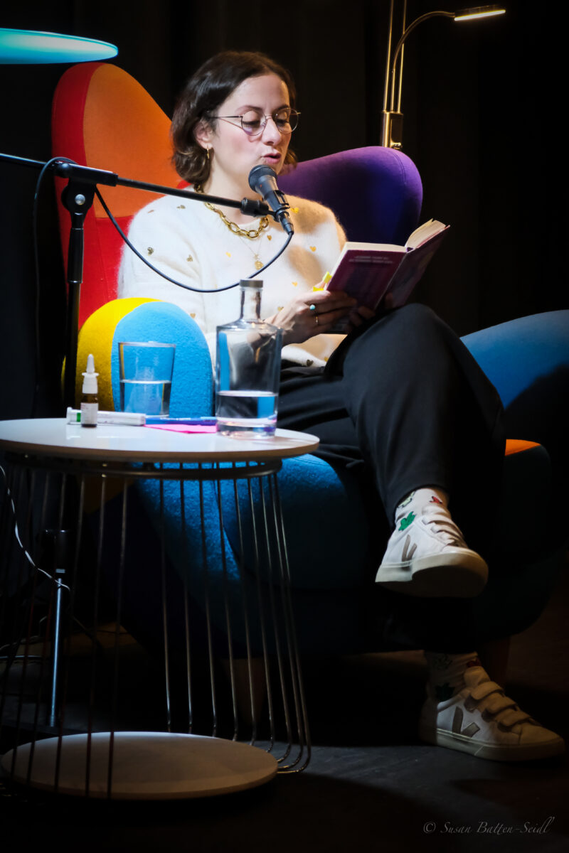 Feminismus mit Wucht, Witz und Fakten: Alexandra Zykunov in der Stadtbibliothek Amberg