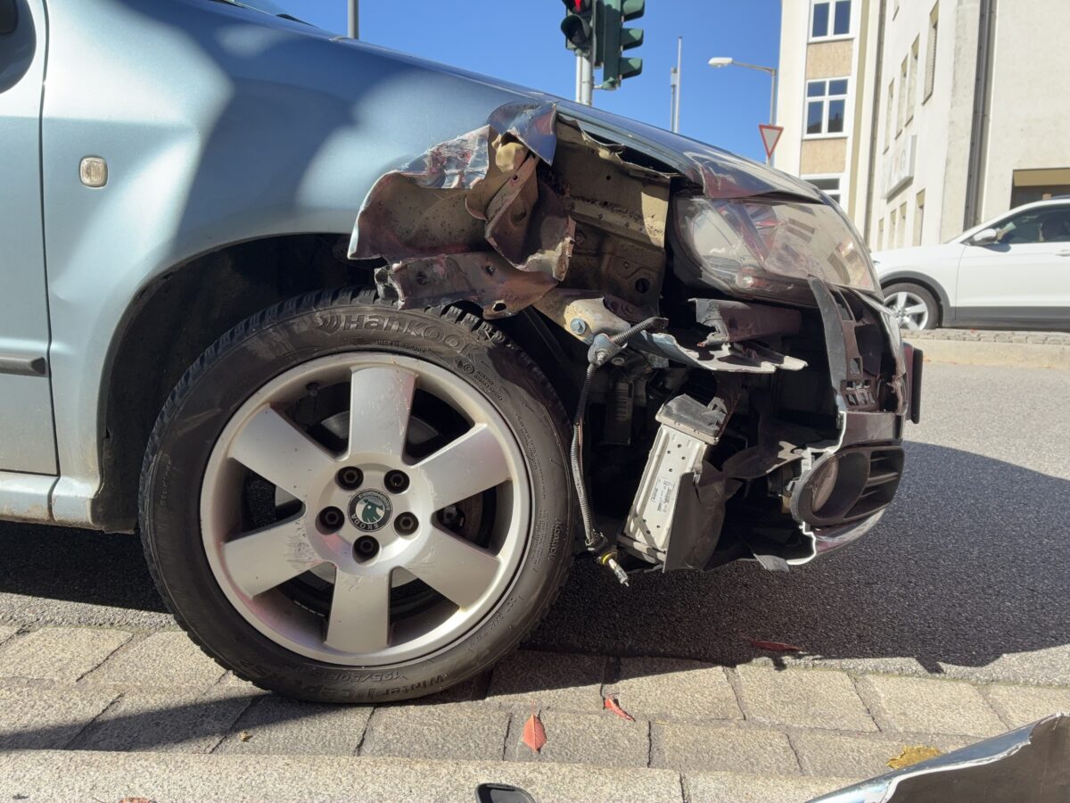 Kollision in Schwandorf verursacht 20.000 Euro Sachschaden