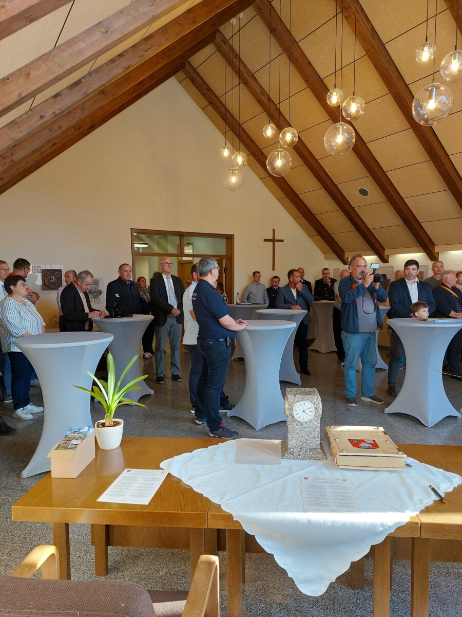 Der Sitzungssaal im Rathaus war gut gefüllt. Es herrschte eine freundschaftliche und lockere Atmosphäre. Foto Josef Bauer.jpg