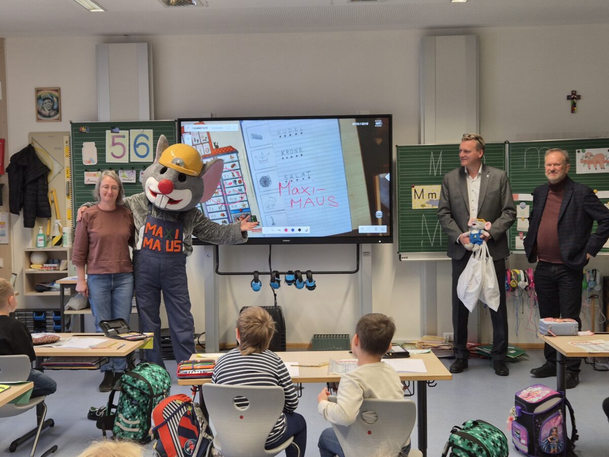 Bürgermeister und MAXI-Maus begrüßen Erstklässler in Maxhütte-Haidhof