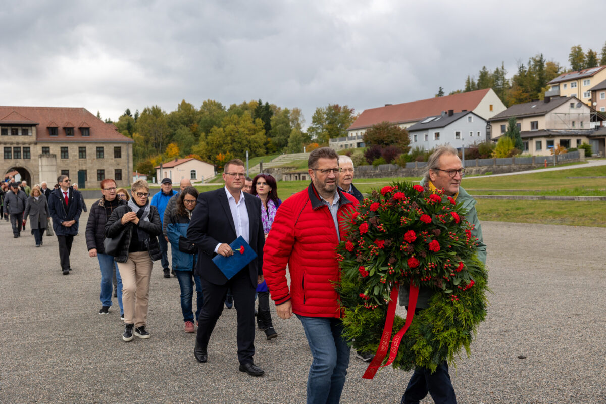 SPD-Senioren gedenken der Opfer des Nationalsozialismus in Flossenbürg