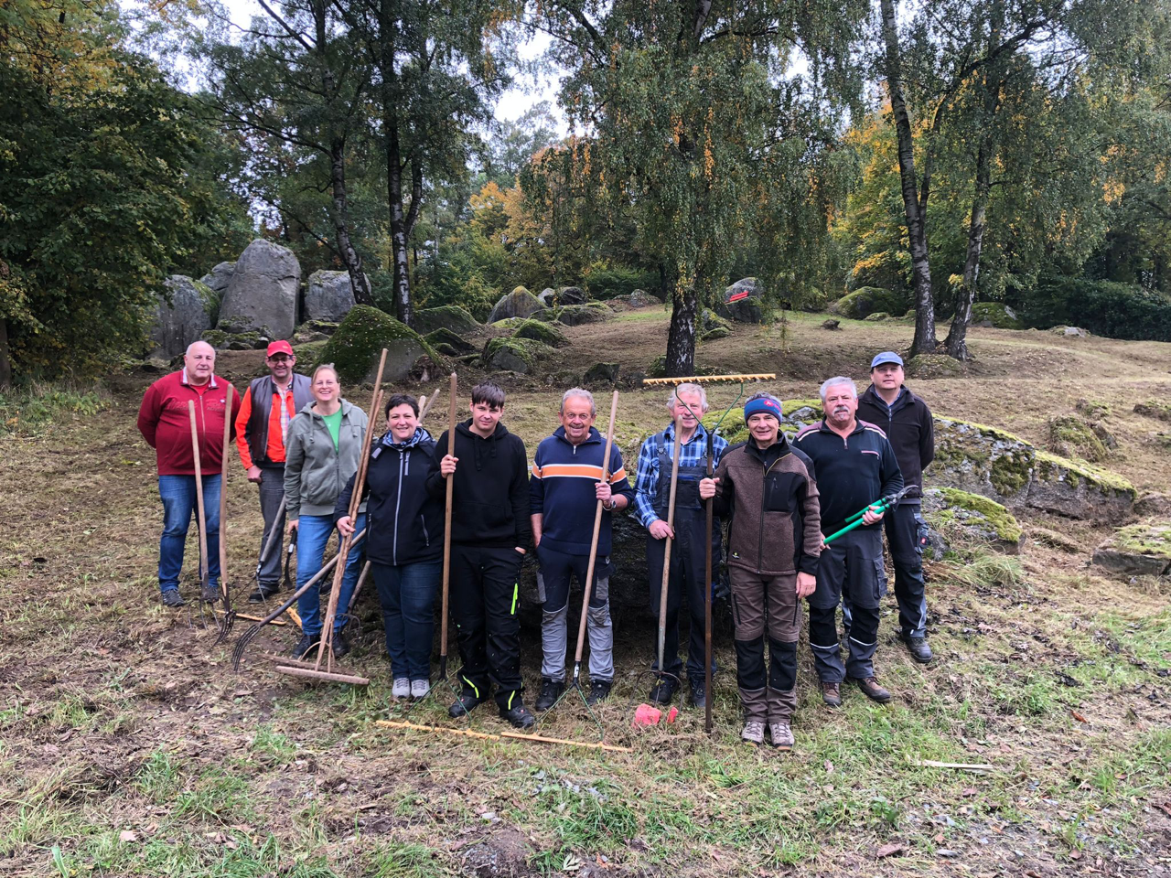 Ehrenamtliche pflegen Naturdenkmal Heller Stein bei Leuchtenberg