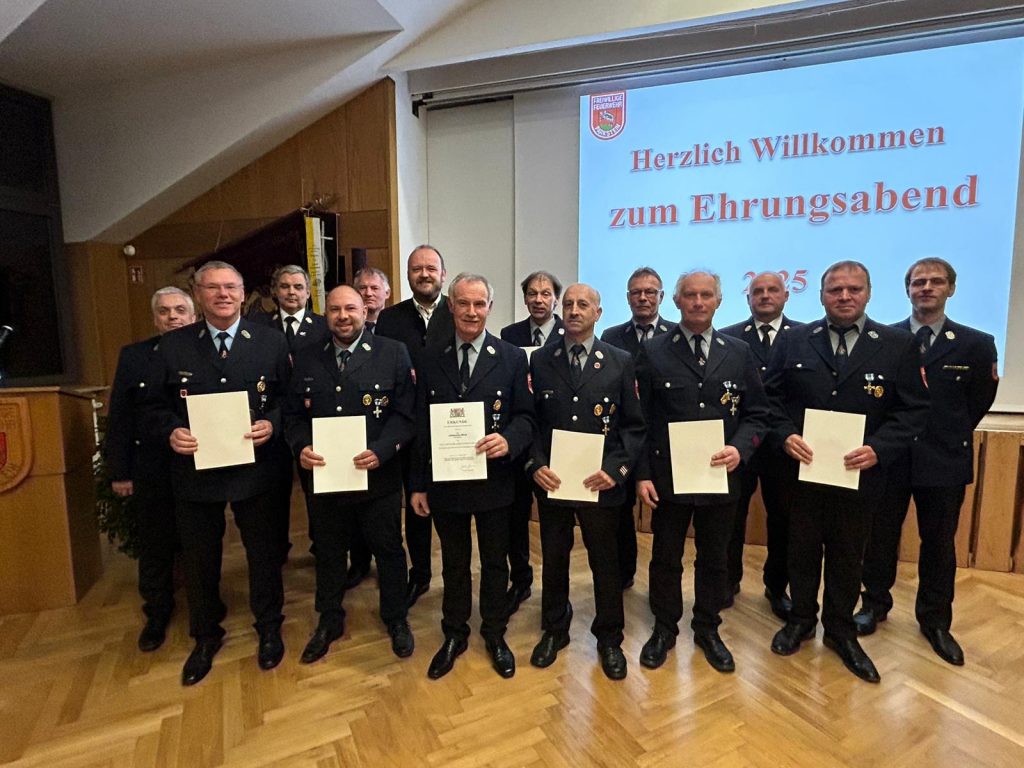 Ehrungen und Beförderungen bei der Feuerwehr in Parkstein