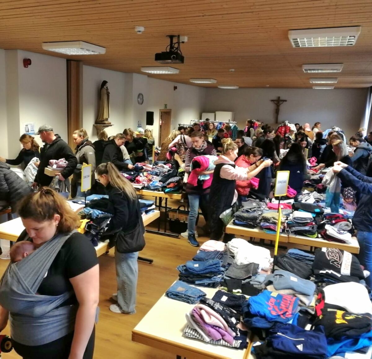 Erfolgreicher Basar in Flossenbürg unterstützt Schule und Wasserwacht