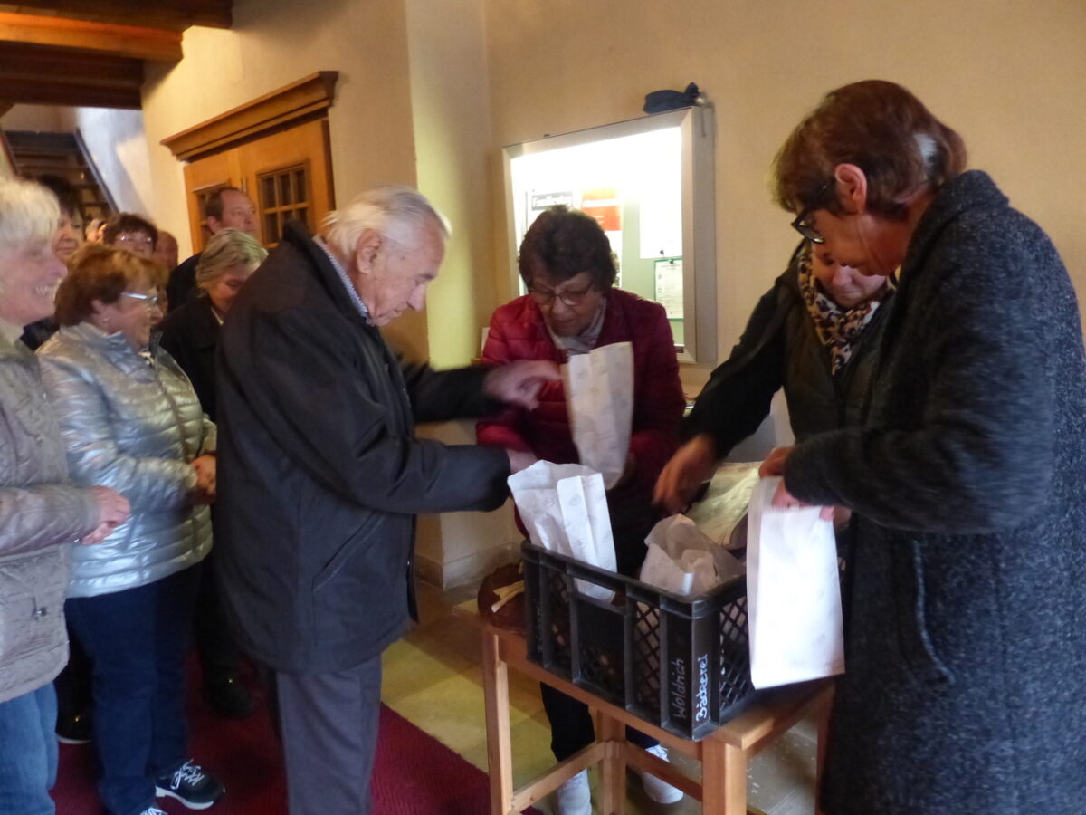 Erntedank in Döllnitz mit Minibroten für Herzenswunsch-Krankenwagen