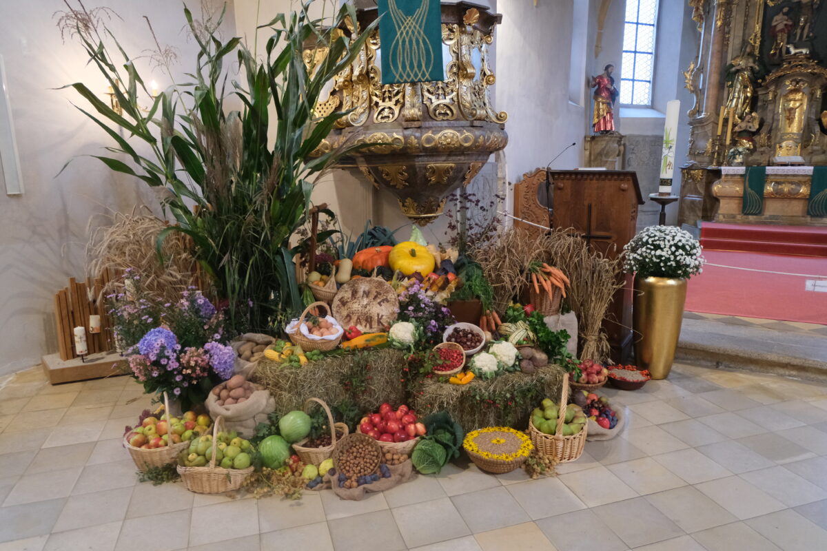 Erntedankaltäre schmücken Kirchen in Floß