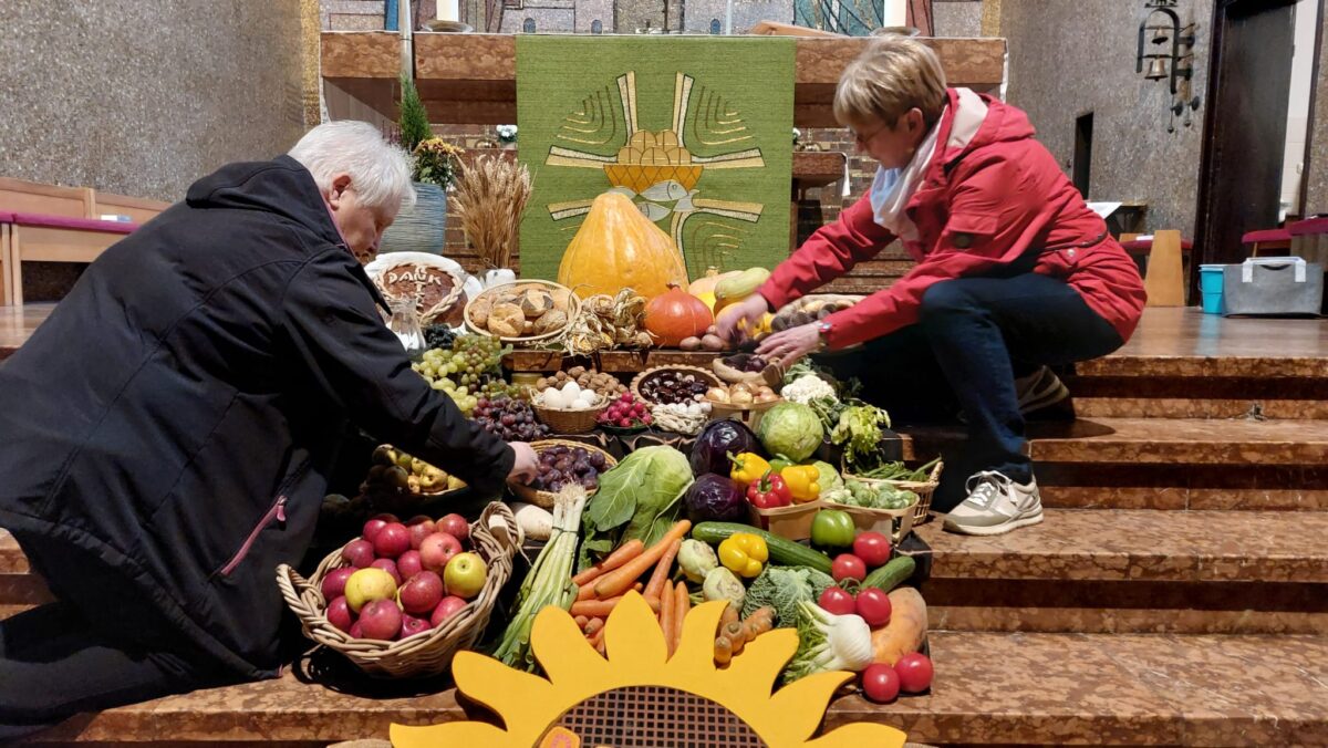 Erntedankaltar in der Weidener Herz Jesu Kirche errichtet