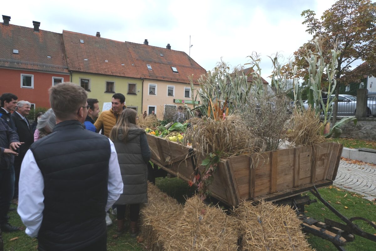 Erntedankwagen schmückt seit vier Jahren den Marktplatz in Floß