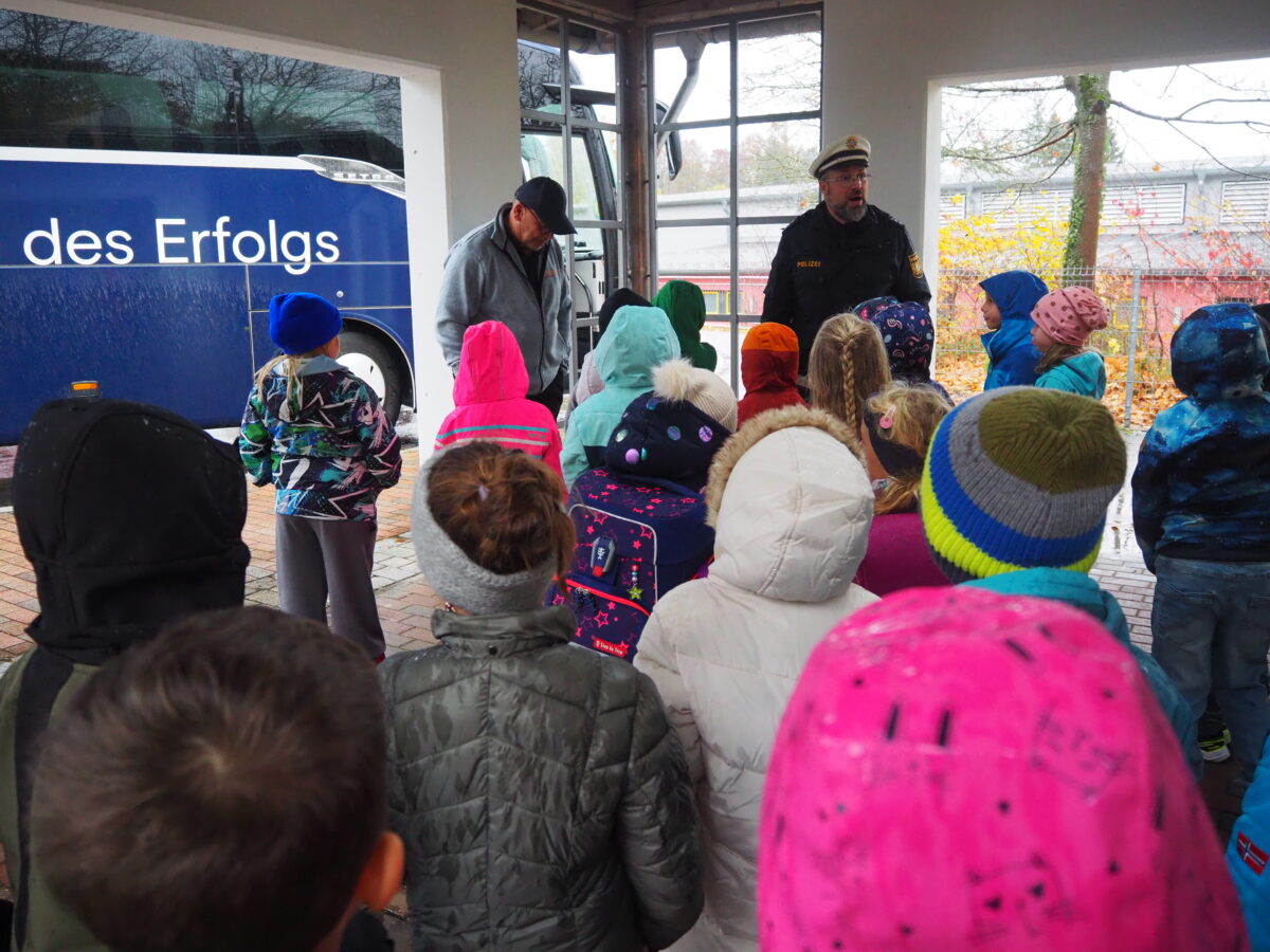 Erstklässler üben sicheres Busfahren in Erbendorf