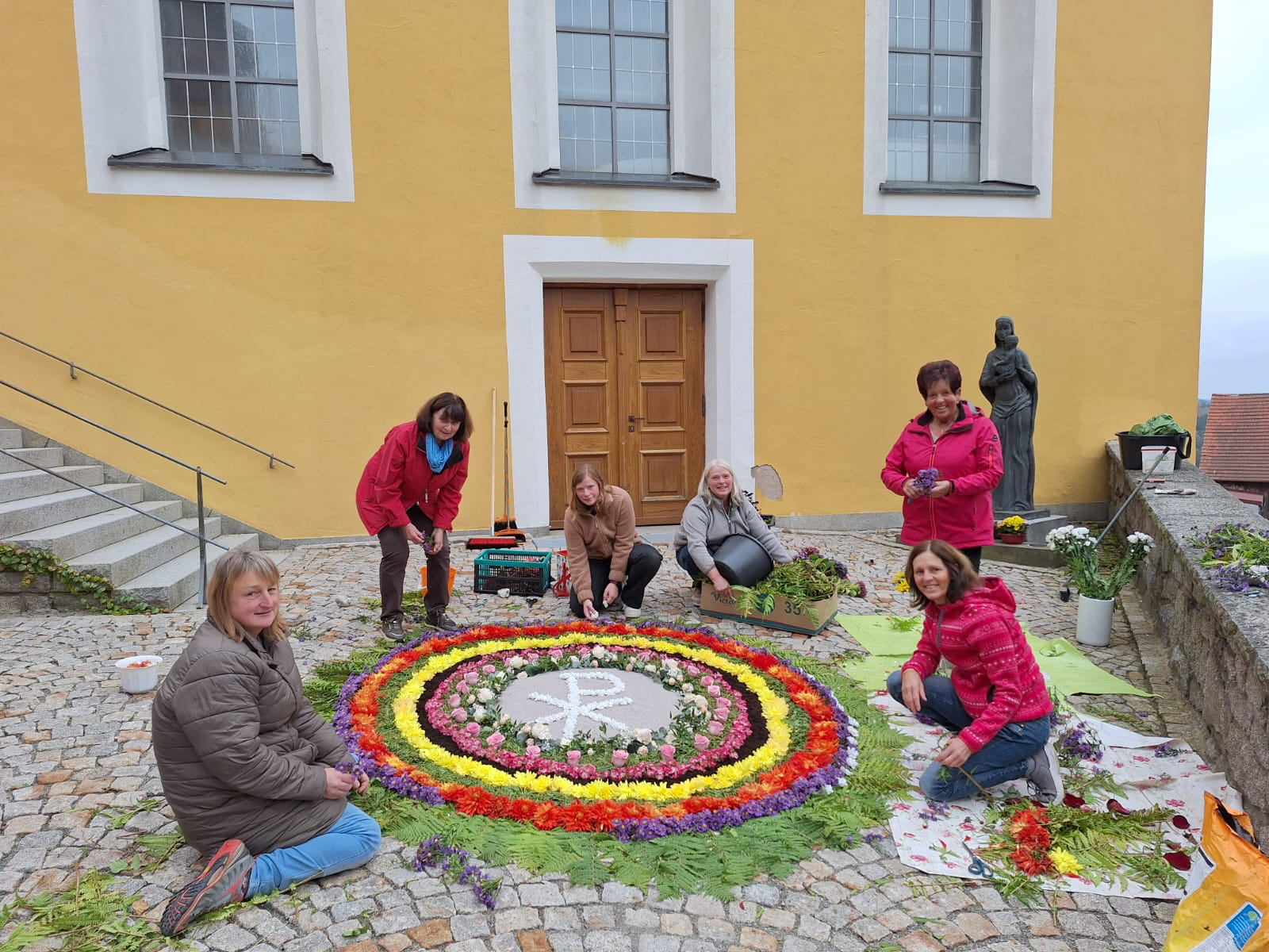 Festlicher Blumenteppich begrüßt neue Geistlichkeit in Leuchtenberg