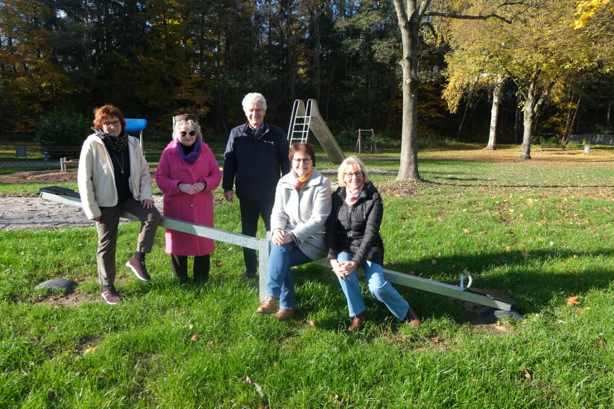 Frauenbünde spenden 1.250 Euro für neue Wippe in Floß