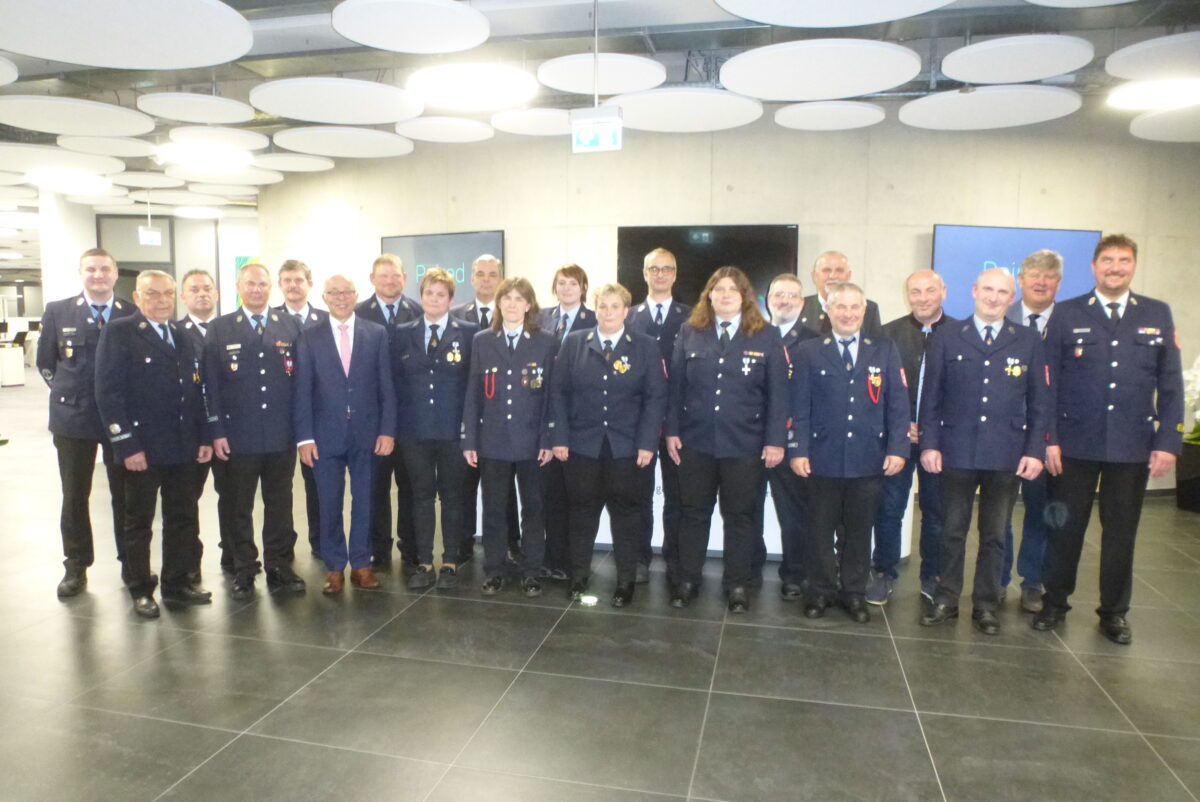 Freistaat ehrt zwölf Feuerwehrkräfte in Weiherhammer