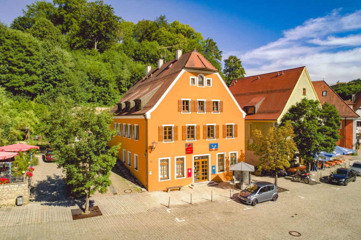 Gemeinsame Filiale von Sparkasse und Raiffeisenbank in Kastl wiedereröffnet