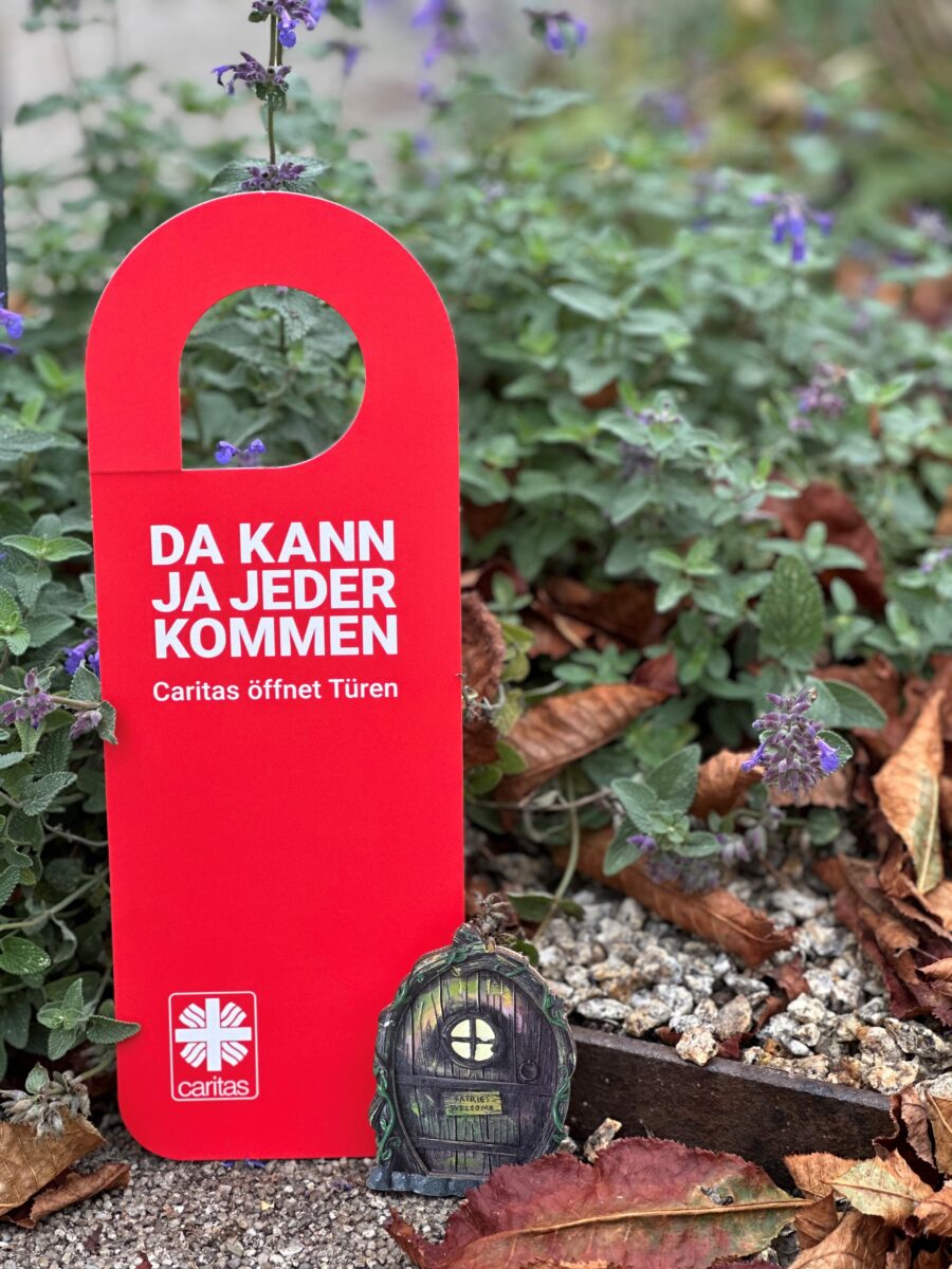 Grüne Türen weisen auf Suchtberatung in Tirschenreuth hin