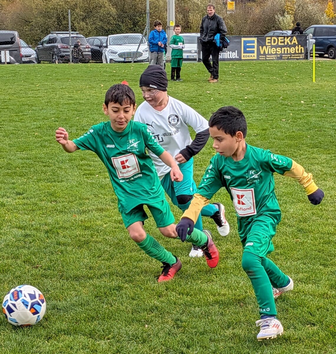 Schaurige Unterhaltung beim Halloween-Cup in Rieden – gruselige Kostüme und Fratzen waren angesagt
