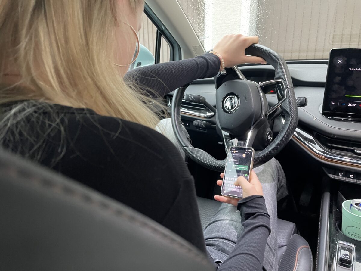 Polizei Tirschenreuth stoppt betrunkene Postzustellerin - mit Handy in der Hand