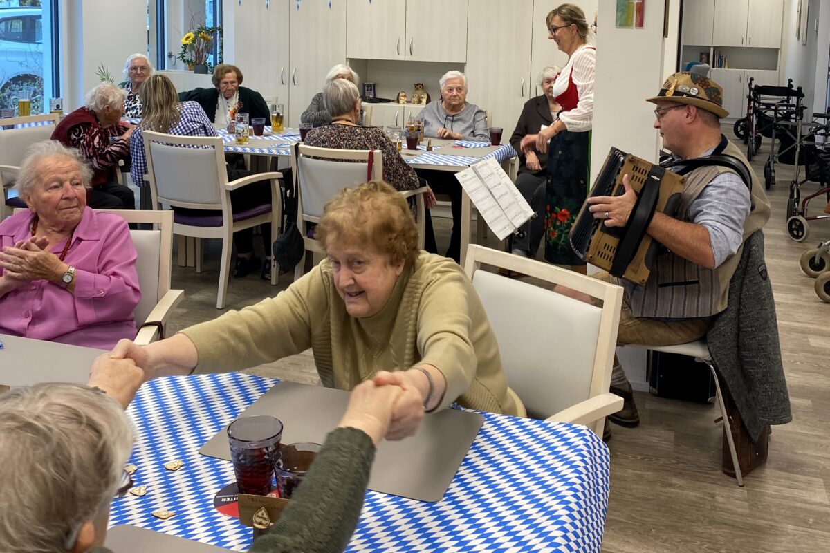 Johanniter-Tagespflege Schwabelweis feiert Oktoberfest in Regensburg