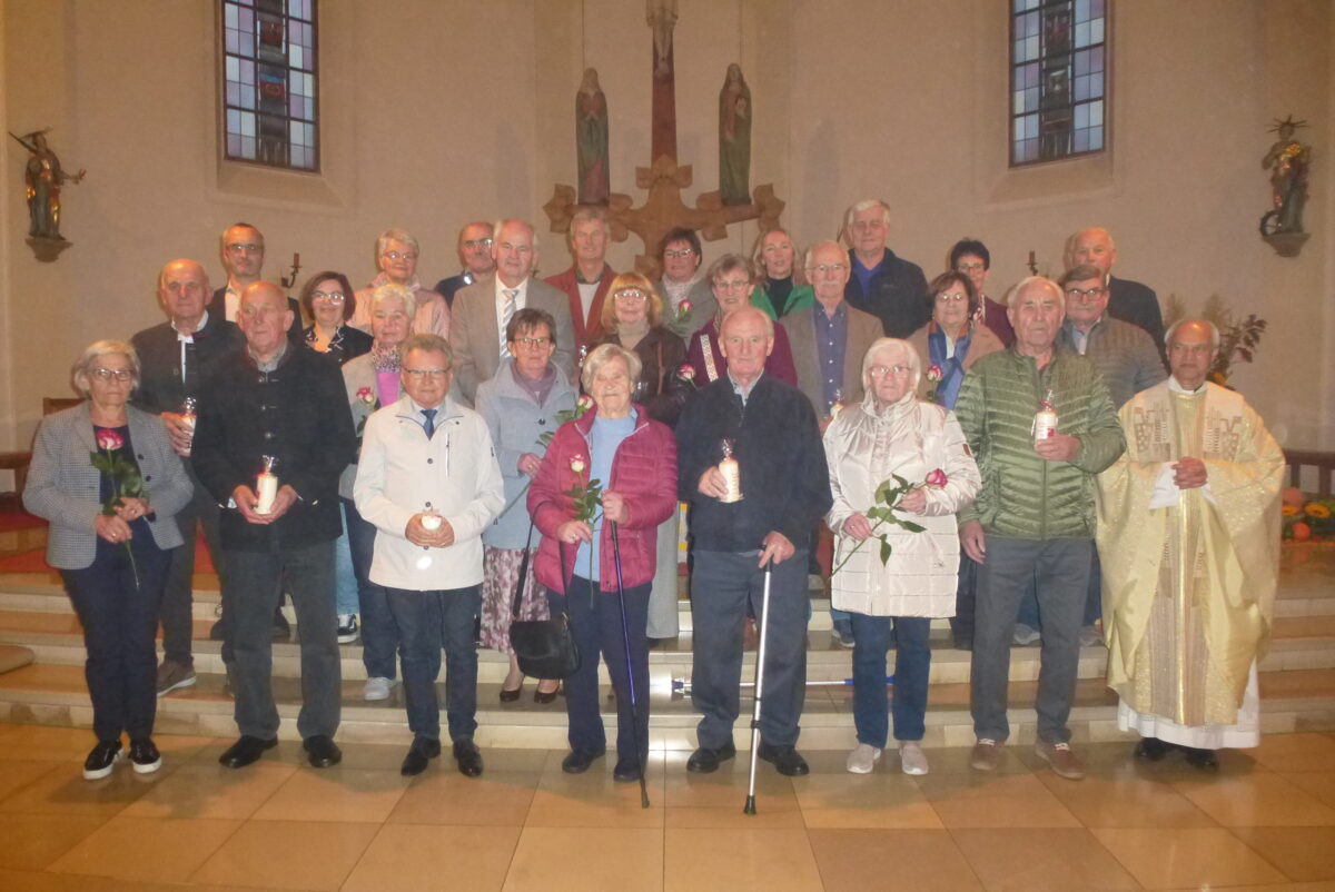 Jubelpaare danken in Weiherhammer für Jahrzehnte der Zweisamkeit