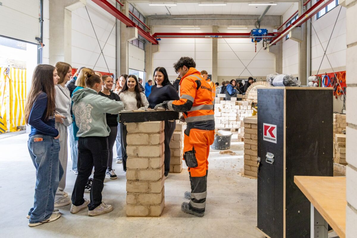 Kassecker präsentiert sich 140 Mittelschülern: Vielfalt der Baubranche an fünf Stationen