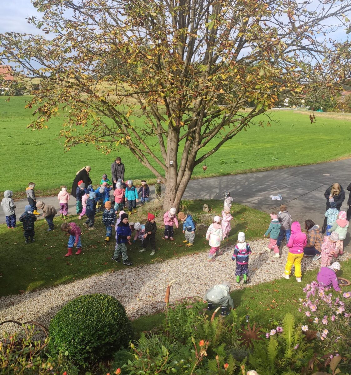 Kinder des Johanniter-Kindergartens sammeln Kastanien in Plößberg