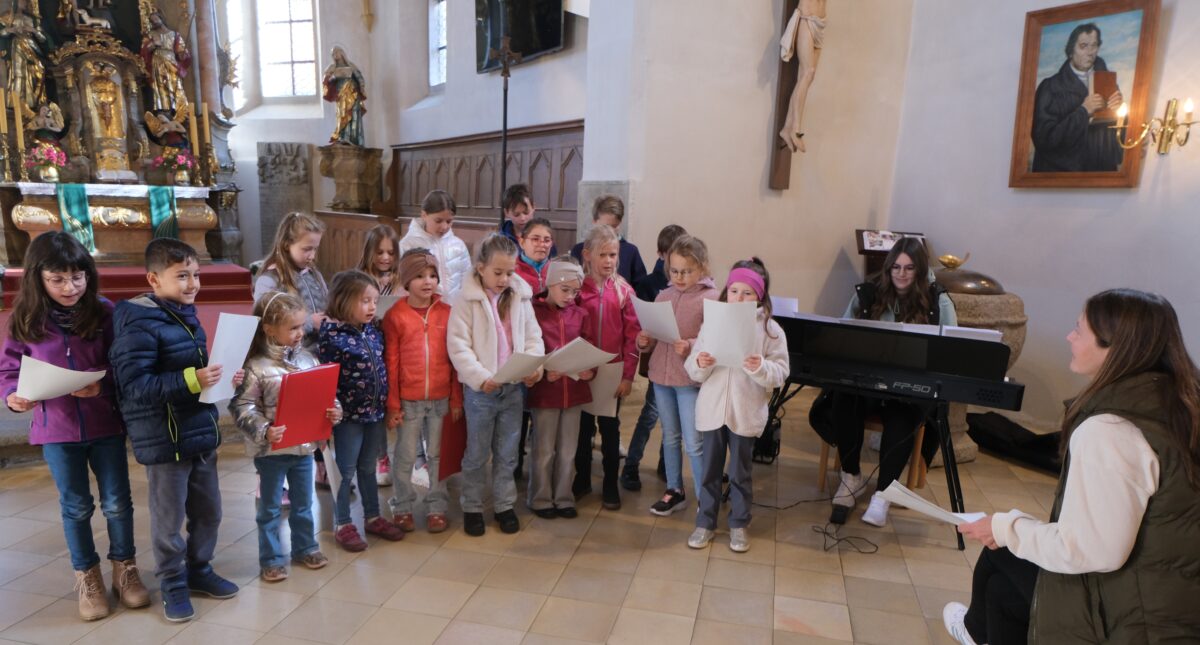 Kinderchor erfreut Senioren in Floß