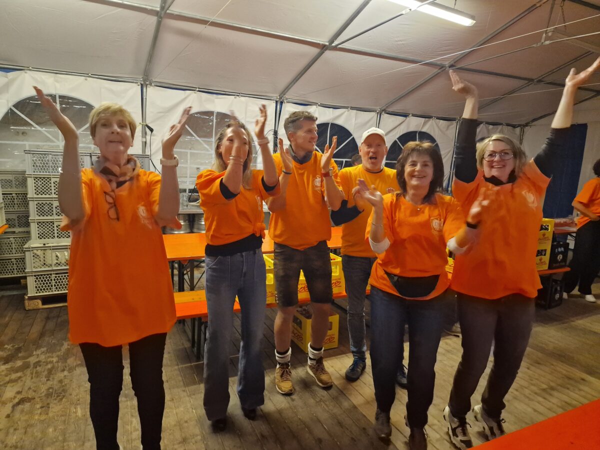 DJK - Die zahlreichen Helfer-es waren 70- klatschen schon mal zur Musik mit..jpg