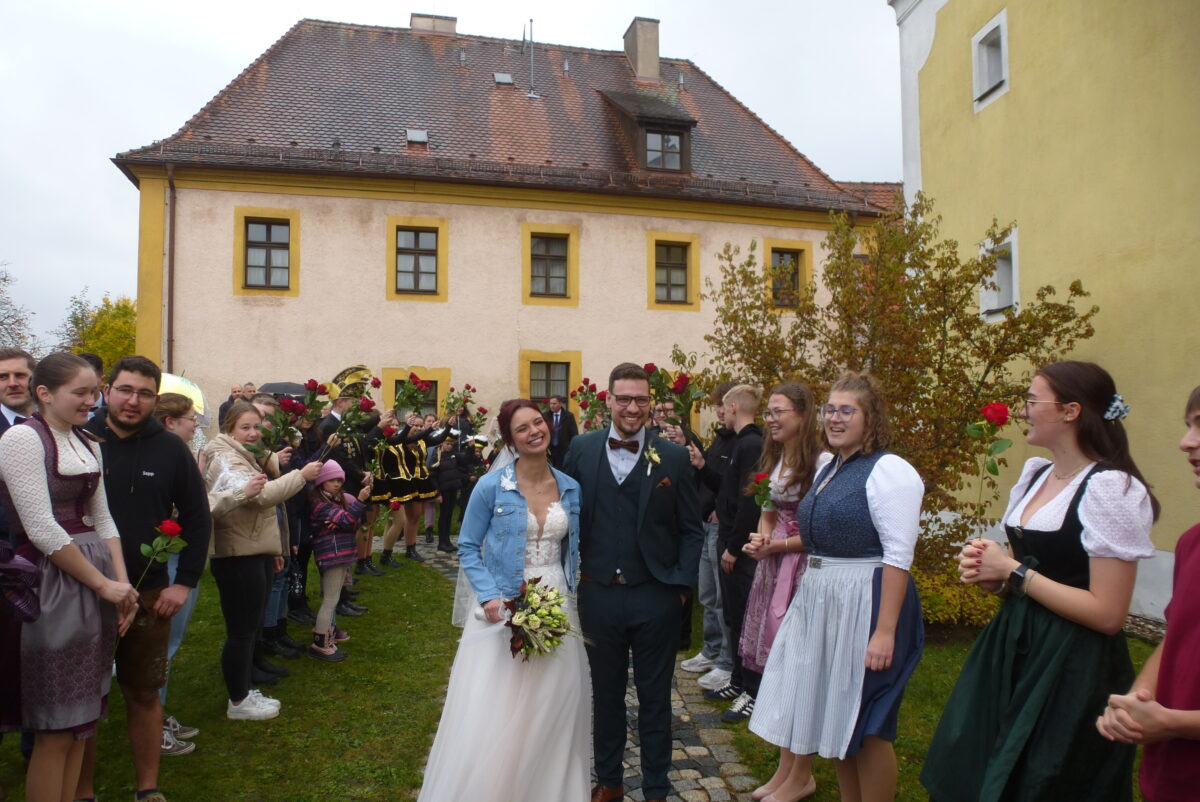 Trauung in Neunkirchen: Aus Kirwatanzpaar wird ein Hochzeitspaar