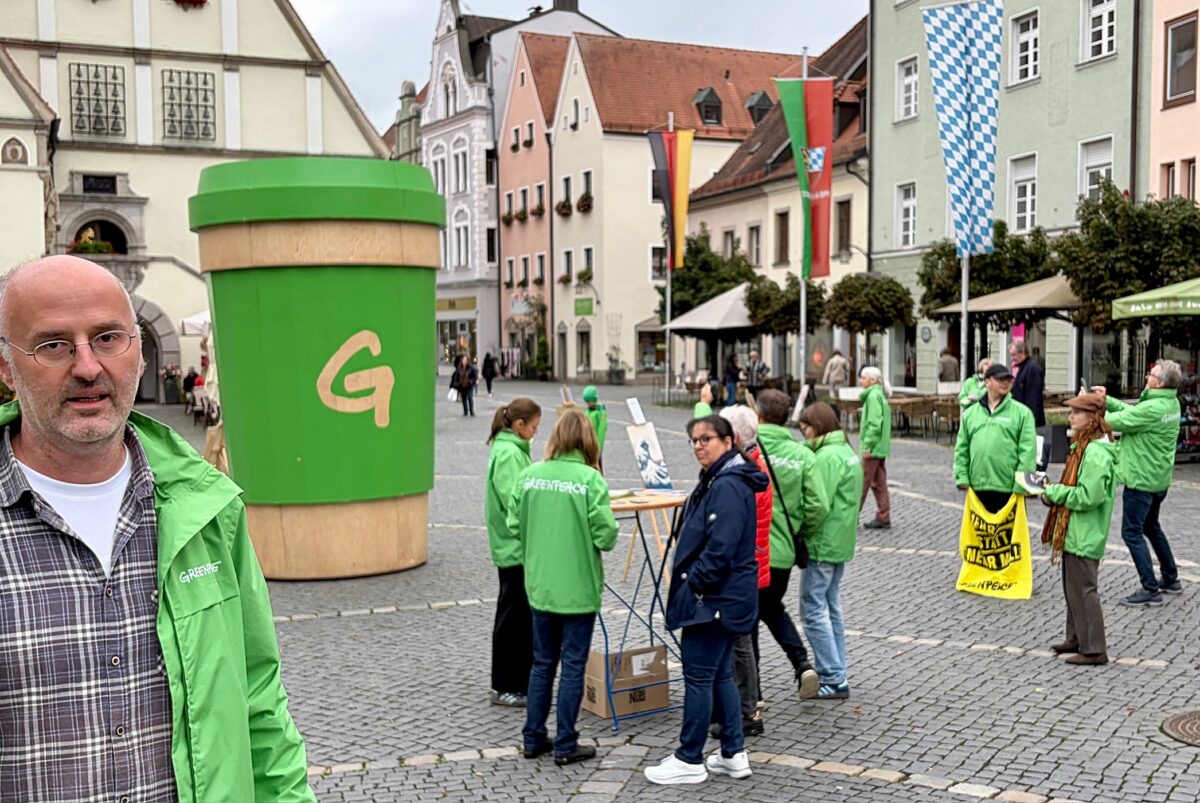 Greenpeace-Müllflut Wanderausstellung in Weiden.JPG