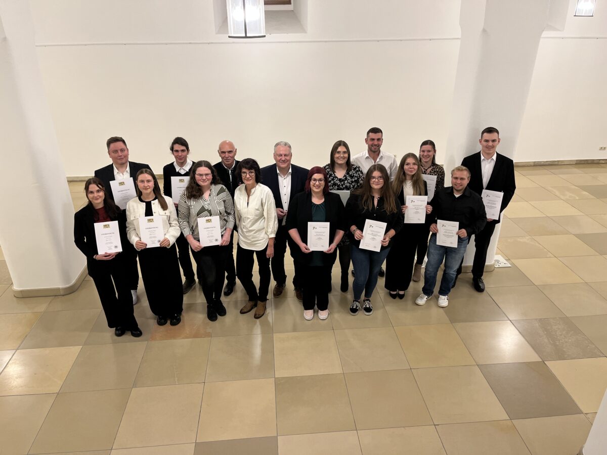 Landkreis ehrt 13 Jahrgangsbeste am BSZ Sulzbach-Rosenberg